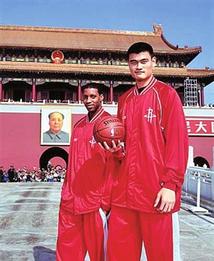 从中国菜鸟到NBA名人堂 他跨越的不止太平洋