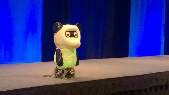 微软推出全新萌蠢机器人，靠Win 10和英特尔Joule驱动