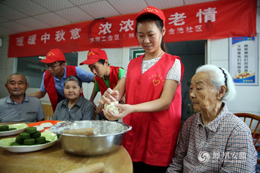 志愿者自制无糖月饼送合肥敬老院老人