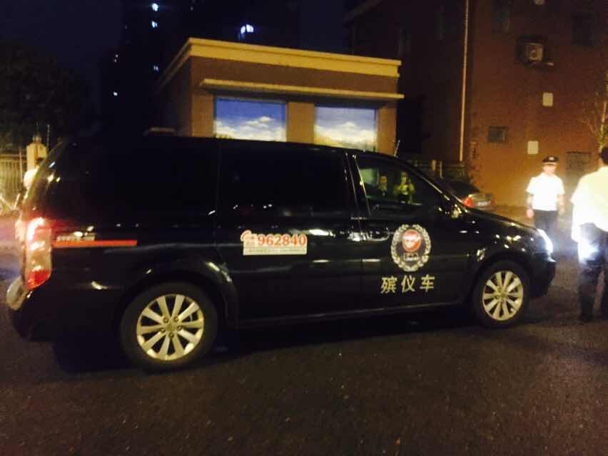 乔任梁意外身亡 别墅外现殡仪车