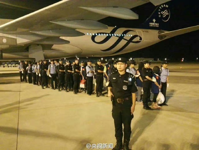 63名电信诈骗疑犯被押解回国 含13名台湾人(组图)