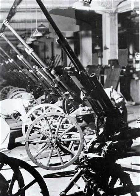 日军兵工厂里的战防枪。