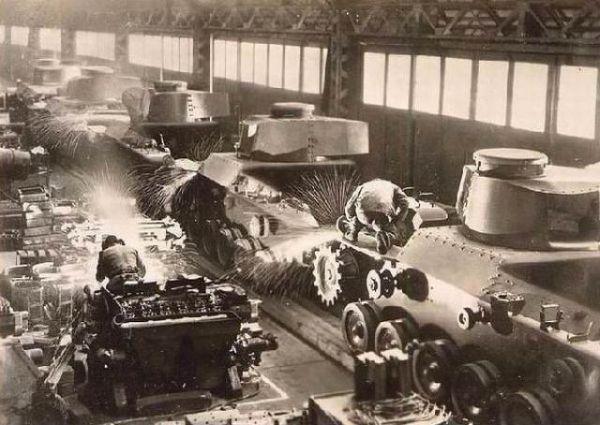 日本兵工厂里繁忙的坦克生产线。