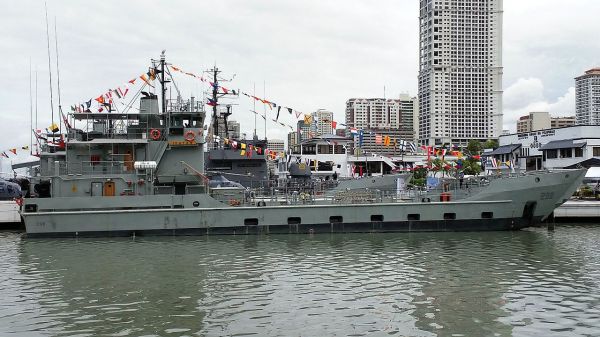 美媒：菲律宾海军最大军舰被油轮撞伤 无人伤亡