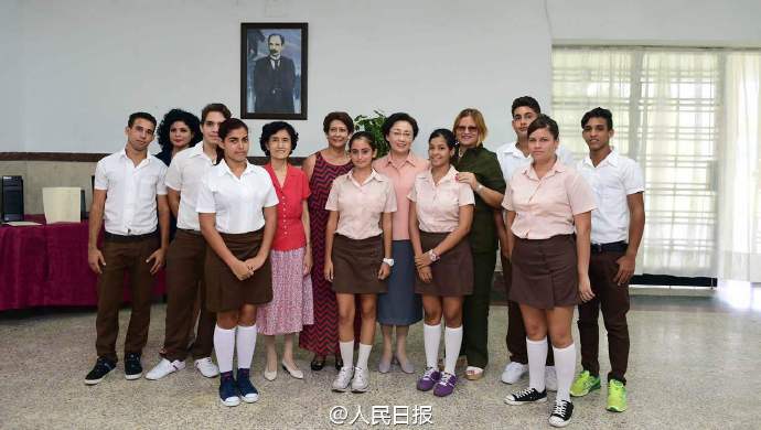 程虹到访古巴技术学校 与学生交谈(图)