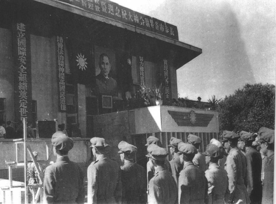 1946年5月23日，国民党新六军和新一军进占长春，国民党东北军事当局任命新六军军长廖耀湘为长春警备司令，由该军负责长春地区的“治安责任”。1946年8月，国民党新编第六军调离长春，由新一军接替长春地区驻防。这张照片记录了新一军和新六军举行了换防仪式的情形，新一军军长孙立人、新六军军长廖耀湘等参加了换防仪式。