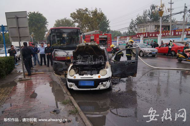 安徽：私家车主逼停公交车，再点燃了液化气罐…