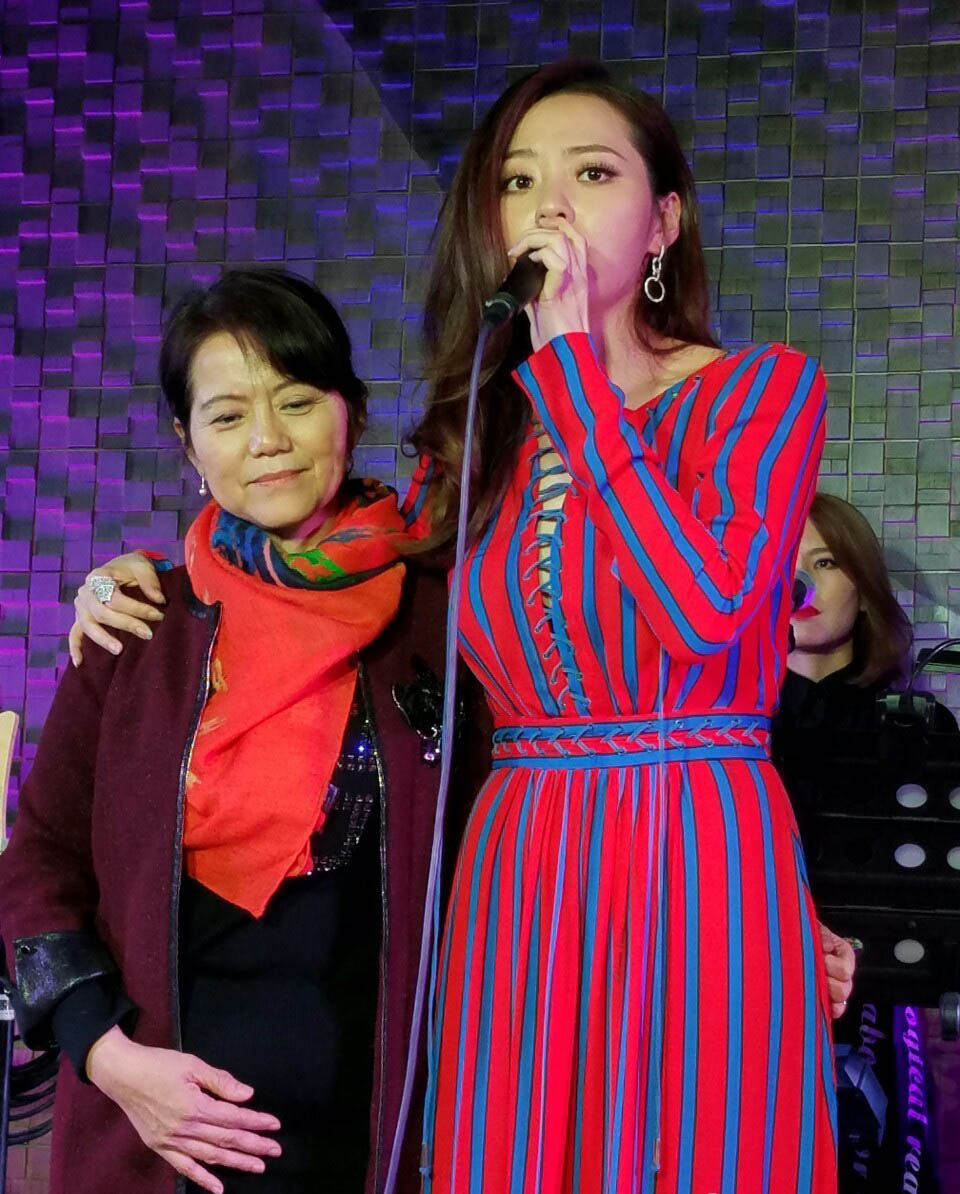 张靓颖冯轲与张母同台和解 温馨告白：最爱的是我妈妈