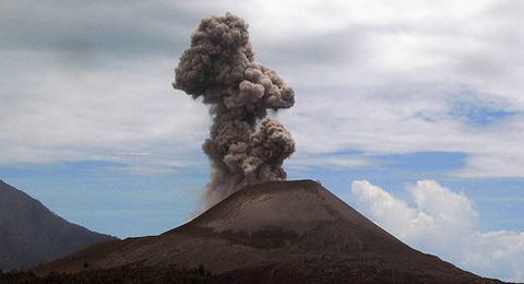 这座埋葬了将近万人的火山‘维苏威火山’在当时曾经被当地的学者认为是死火山，并且民众也相信了他的话，当时这座火山离庞贝仅仅两三里，所以当火山突然喷发后，许多人都没有能跑掉。