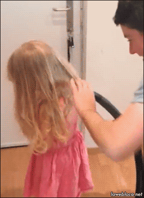 别的爸爸用吸尘器给女儿扎头发 这一位有点不一样