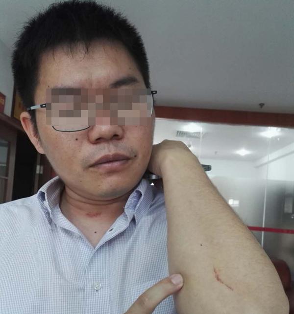 东莞一“老赖”殴打律师砸律所，被拘留12天