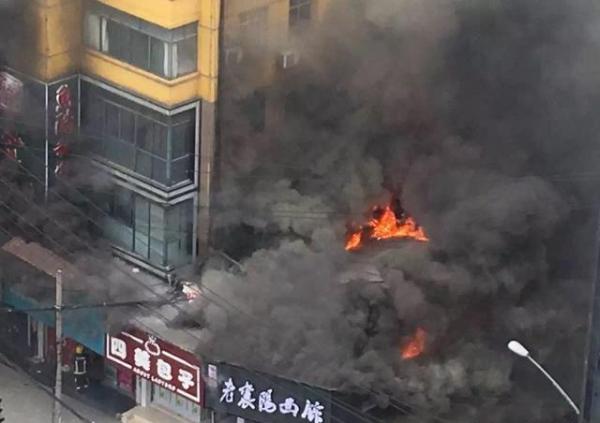 武汉闹市区一建筑物突发火灾，目前伤亡人数不详