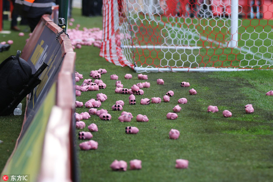 近日，英国格林威治，在一场英甲联赛开战之前，主场作战的查尔顿队主场草坪上出现了上千只粉红色的小猪，据悉这些小猪是主队查尔顿队的球迷以及客队考文垂队的球迷联合起来一起扔的，原因是两队的球迷都对俱乐部很是不满。不知道教授温格看了后，会不会想起自己的存钱罐。