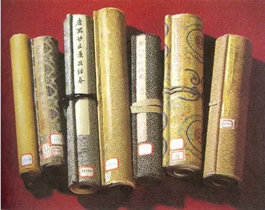 中国古代书籍的装帧形式有很多种,大家常见的卷轴装,线装,经折装不用
