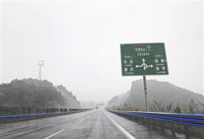 他沿着高速标志牌指的路开车去重庆 开到了一堵墙前