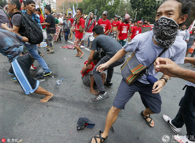 菲民众反美遭警车碾压 怒骂：警察还在做美国走狗