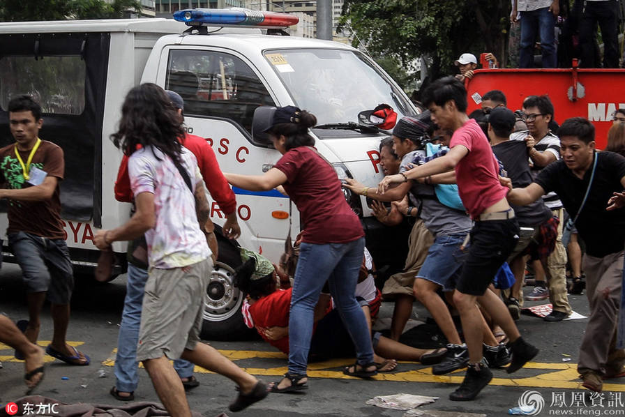 菲民众反美遭警车碾压 怒骂：警察还在做美国走狗