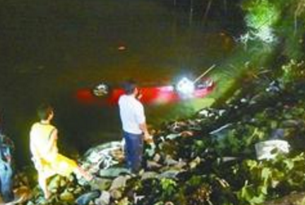 上海：马自达驶上渡船时坠入长江 车内2人溺亡