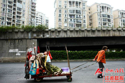 女子自制板车拉着渐冻人丈夫乞讨-中国学网