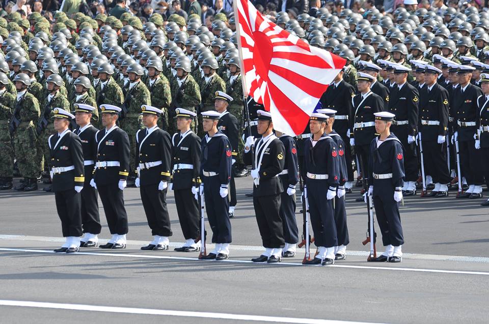 虽然是陆自唱主角，但海自部队和空自的“蓝色冲击波”飞行表演队都参加检阅仪式。图为海自方队接受检阅。