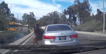 女子跳下疾驰轿车摔昏 司机将她塞回车里就跑