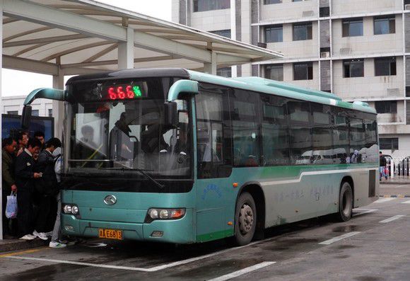 天津：公交车起火 司机一分钟疏散十多名乘客