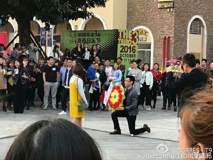 重庆一男子拿花圈求婚现场 女孩果断拒绝 201