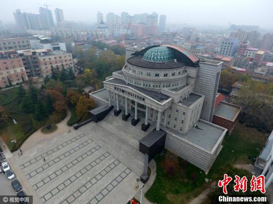 河南高校现奇葩建筑:北面白宫南面天安门(组图)