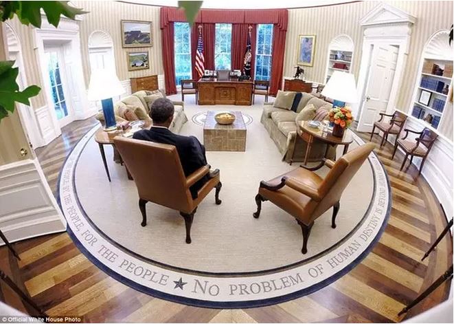 2014年8月29日,奥巴马在椭圆形办公室阅读每日简报.