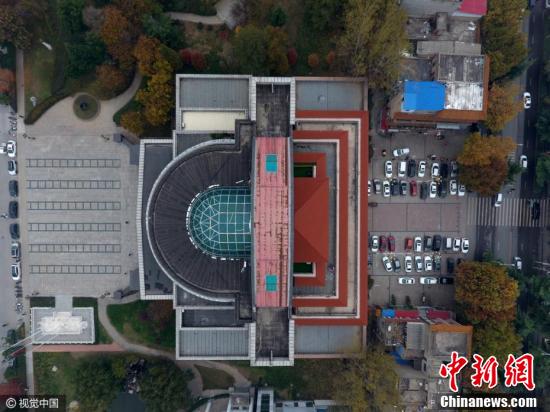 河南高校现奇葩建筑:北面白宫南面天安门(组图)