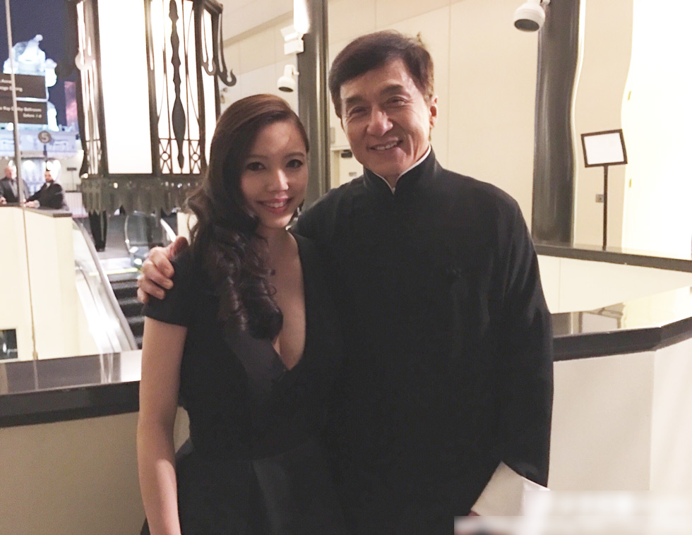 王力宏妻子穿深V合影成龙 秀好身材暴露PS痕迹-东北网娱乐-东北网