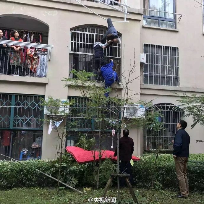 90岁老人倒挂三楼晾衣架 邻居爬上阳台托举救人(图)