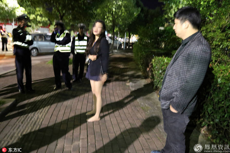 山东：女司机酒驾被查 脱光上衣往交警身上扑(图)