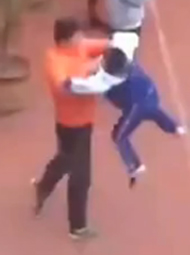 体育老师怒扔男孩 只因做操慢