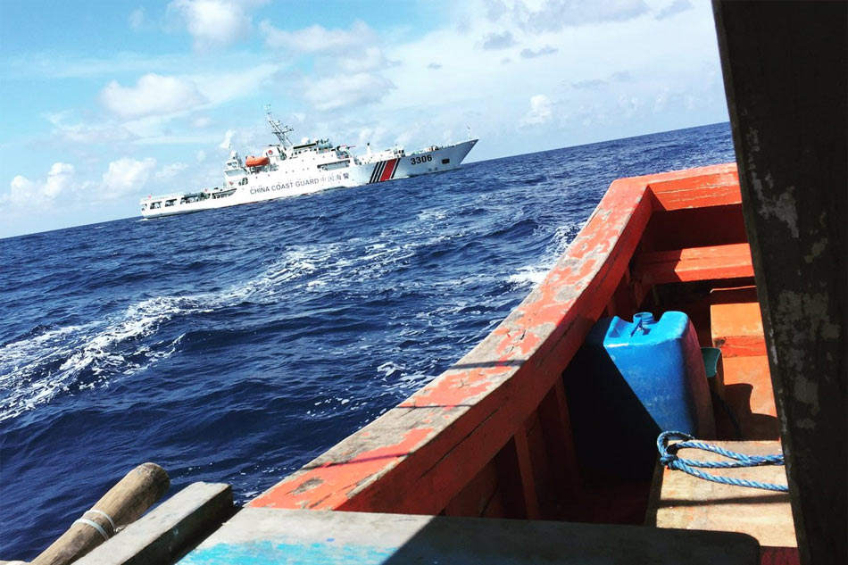 菲媒：中国向菲方移交在黄岩岛水域救起的两名菲渔民