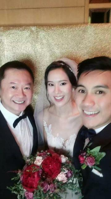 余安安前夫李万祺(左一)也到场,见证女儿的大喜事.