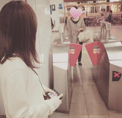 杨丞琳晒与妈妈搭地铁照 网友：所以照片谁拍的？