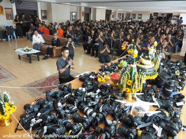 泰国现神奇祭祀仪式 摄影专业学生祭拜设备