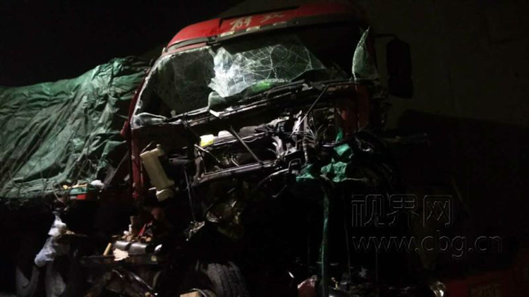 包茂高速接龙隧道6车连环追尾 车辆车头受损严重