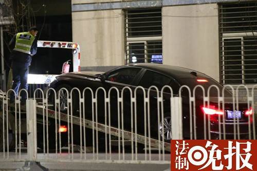 北京警方通报“宝马深夜冲撞公交乘客”(图)