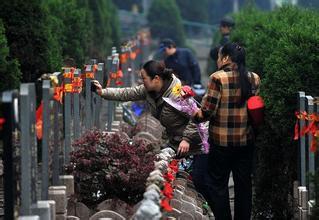 北京2兄弟为争夺母亲骨灰两度上法庭 到底为啥？