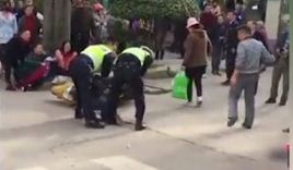 云南：黑衣男子提长刀街头砍死妻子 还伤到小姨子