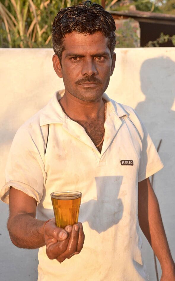 印度一村庄男子常年喝牛尿 称可帮助预防疾病