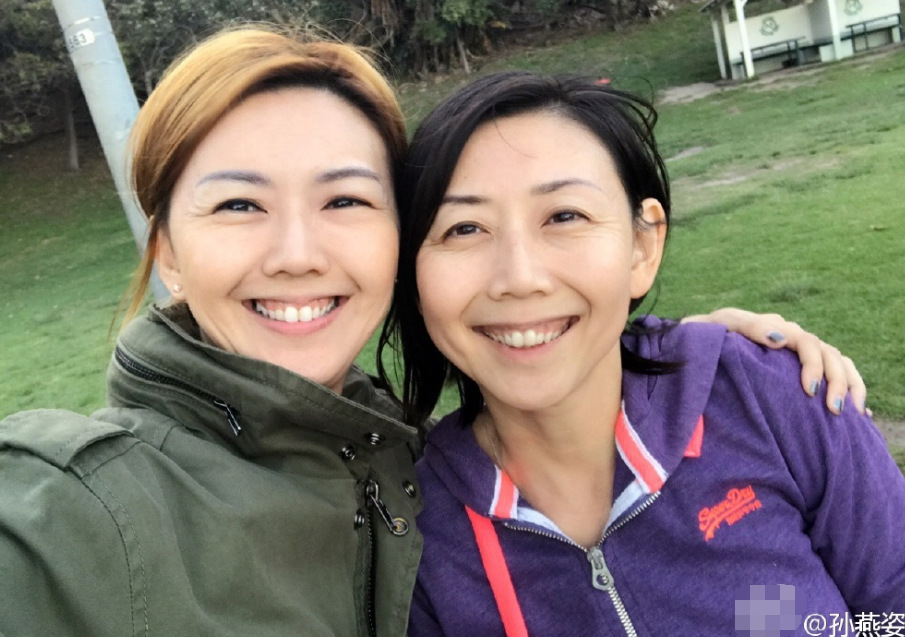 孙燕姿全家出游 一家人像复制粘贴！