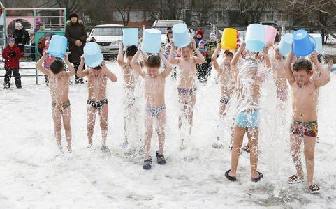 俄罗斯幼童训练雪地裸奔 教练：零下25度会停