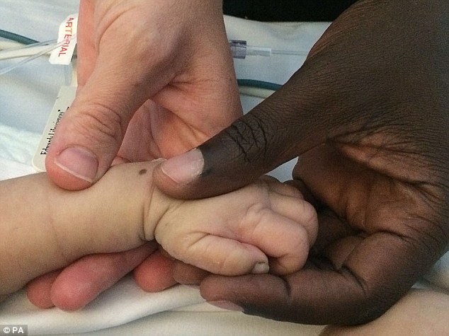 男婴死后捐献器官 只活了41天却拯救了两条生命