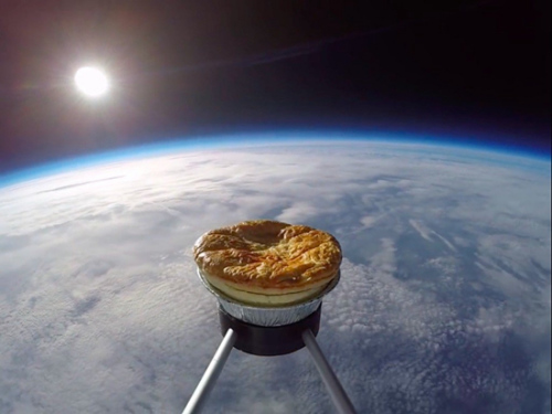 空间爱好者将馅饼送上太空：希望它回来变得更美味