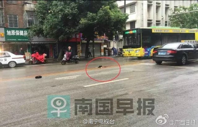 柳州一老汉清晨过马路被撞倒 遭遇5次车祸身亡