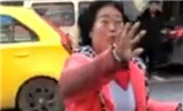 女子碰瓷后当街跳舞