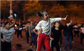 5岁半女孩广场领舞